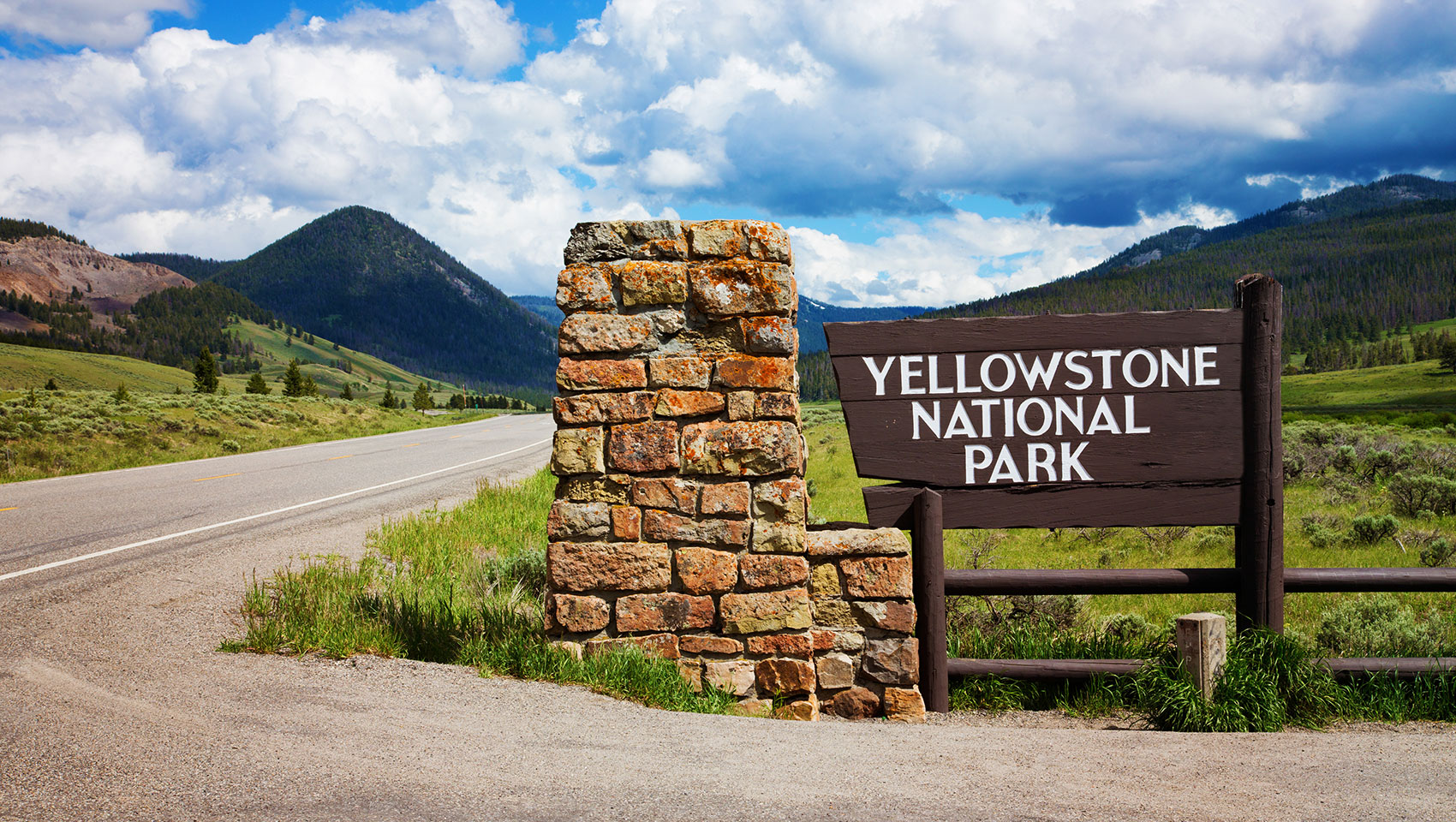 yellow stone national park welcome sign