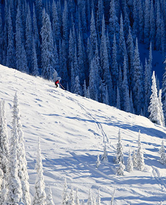 Man skiing